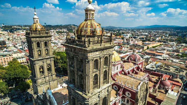 Estudiar psicología en Puebla con la catedral de fondo