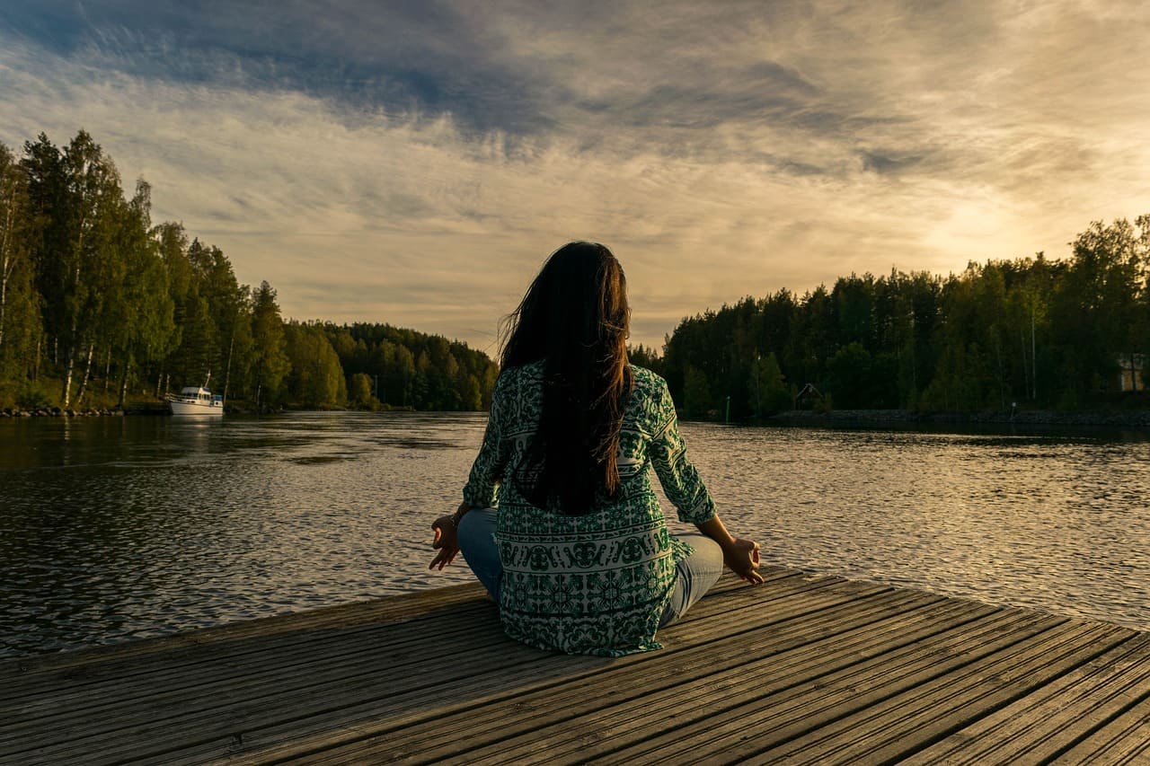 Persona meditando con mindfulness para ayudar contra la depresión y el suicidio