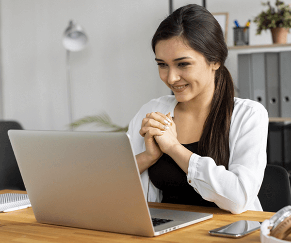 mujer tomando un webinar
