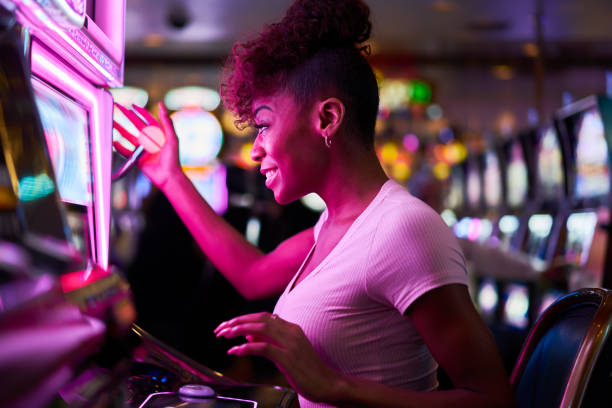 foto de unaPersona con ludopatia (adicción al juego) que lleva días apostando en. un casino