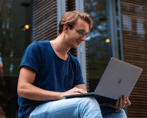 estudiante en laptop