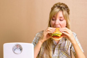 foto de mujer comiendo compulsivamente