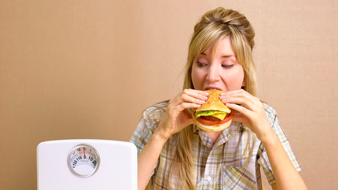 foto de mujer comiendo compulsivamente