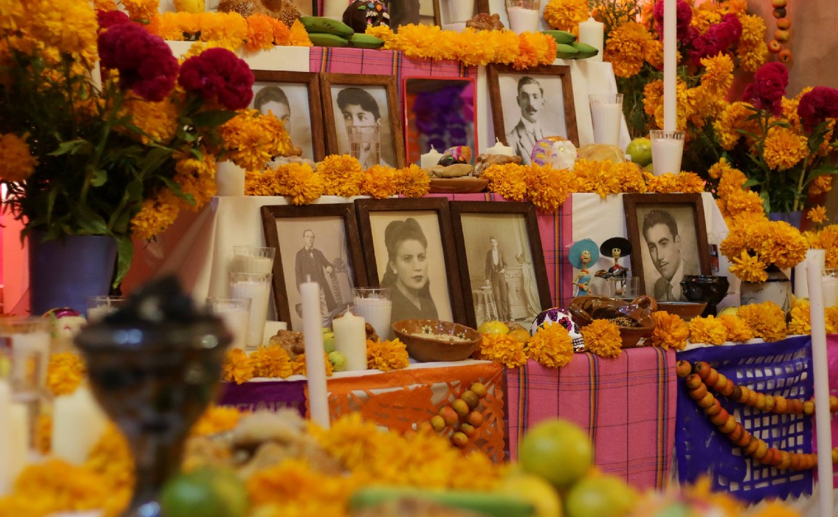 Fotos de un altar de dia de muertos para ejemplificar frases para recordar a tus seres queridos
